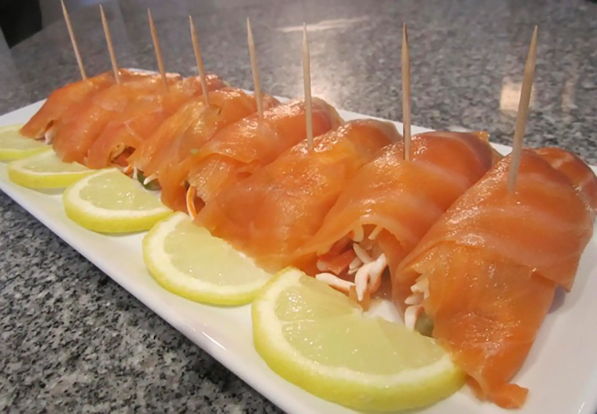 Rollitos de Salmón con Palitos de Cangrejo