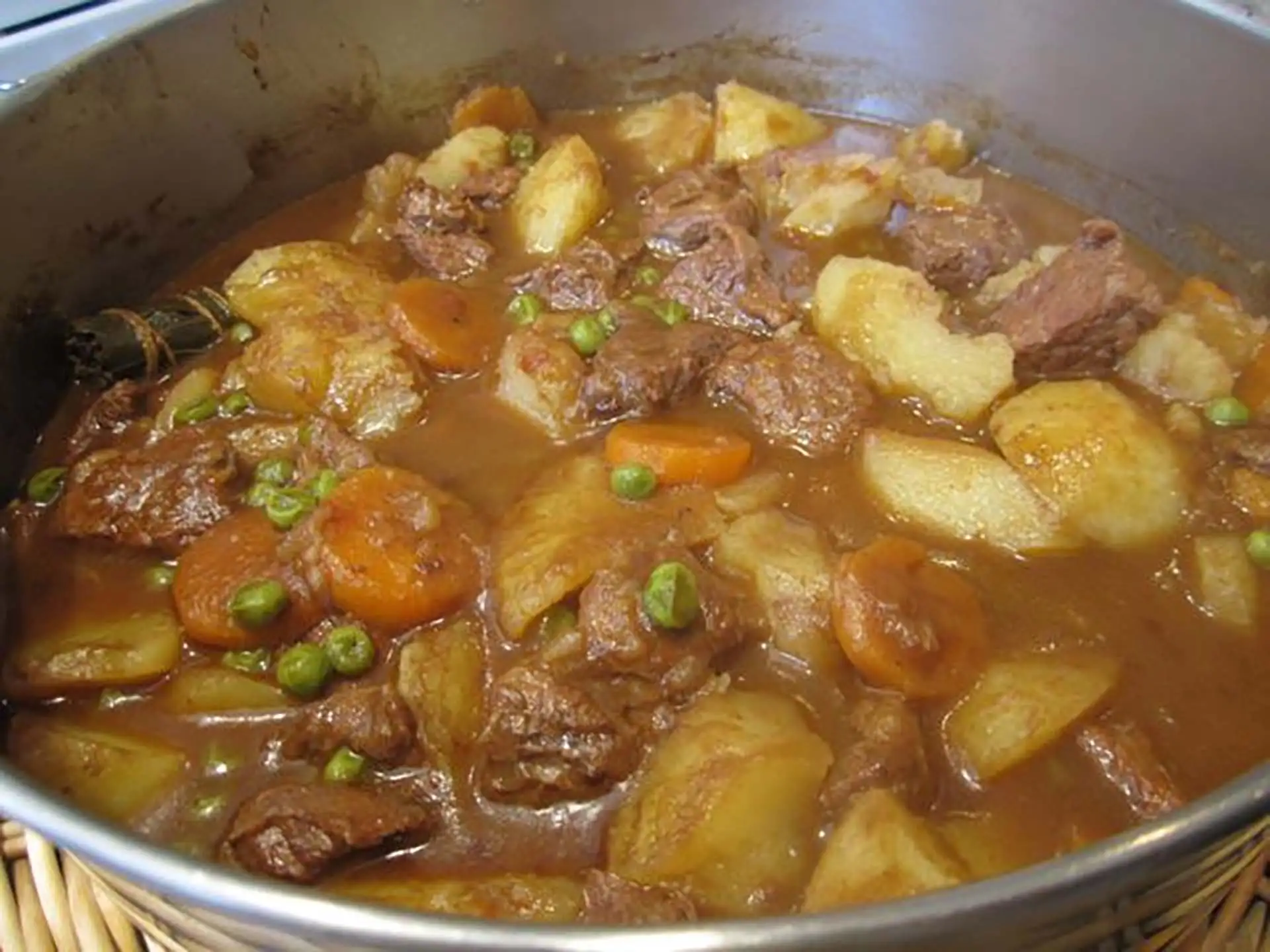 estofado de carne con patatas y guisantes