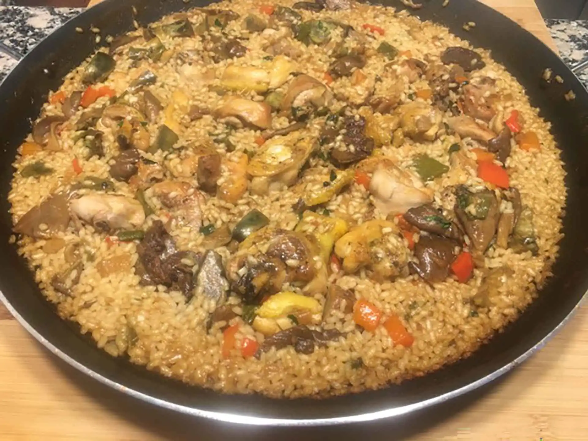 Paella de pollo y conejo