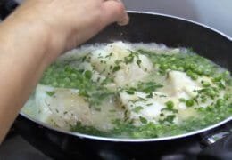 Añadimos perejil al Bacalao fresco en salsa verde