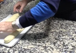 Recepta de Borregos de Sant Antoni Posem la massa en una safata