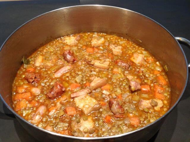 Lentejas estofadas con chorizo, salchicha