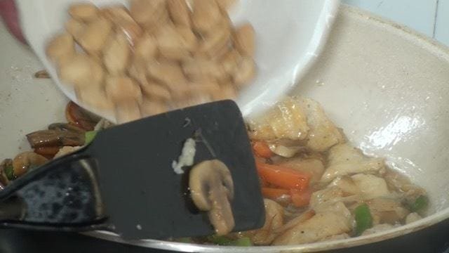 Recepta de pollastre amb ametlles a l'estil xinès