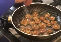 Receta de Setas salteadas con Butifarra Negra Receta de Setas salteadas con Butifarra Negra