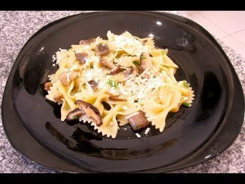 Farfalles Saltejats amb Bolets Variats