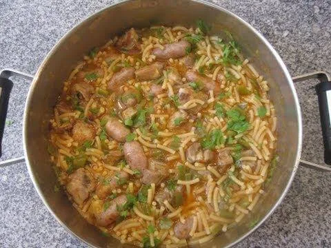 Fideus a la Cassola amb Costelles de Porc i Salsitxes