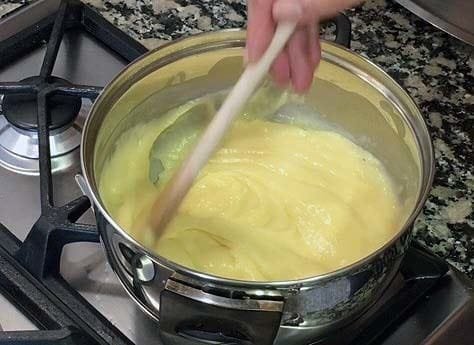 coca enreixada de pasta de full preparem crema pastissera