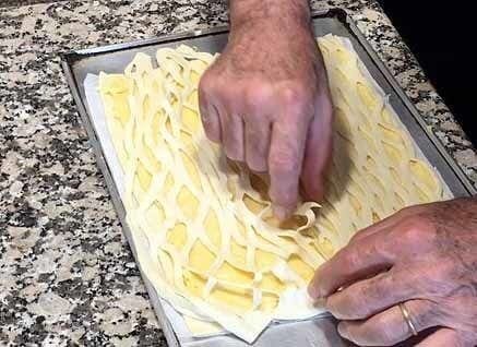 coca enreixada de pasta de full amb crema pastissera enreixem