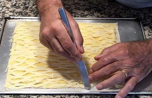 coca enreixada de pasta de full amb crema pastissera, trenes