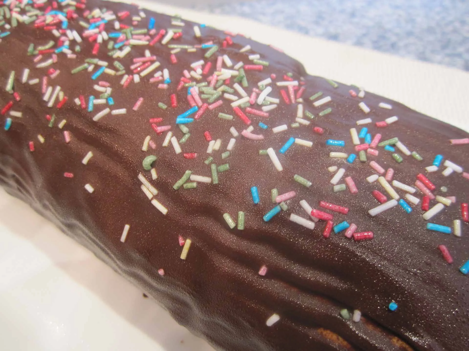 Brazo de gitano relleno de nata y recubierto de chocolate