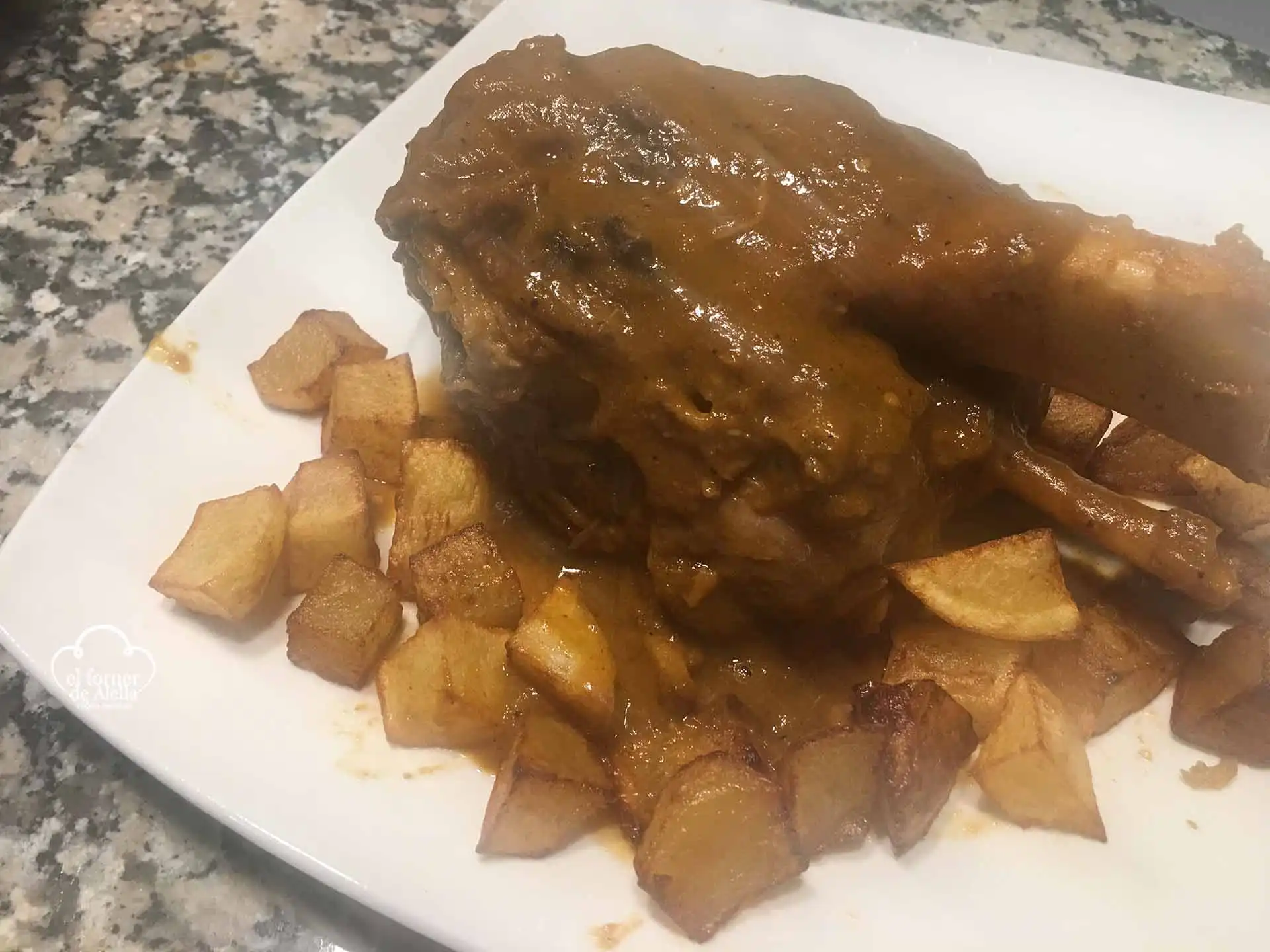 Codillos de Cerdo en Salsa