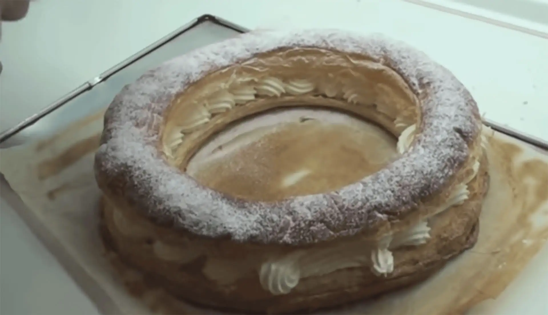 Roscón de hojaldre relleno de nata