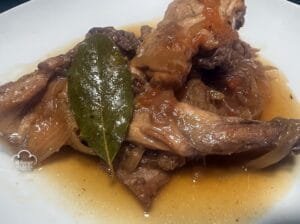 Conejo guisado con cebolla