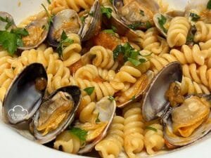 Pasta de espirales con almejas y anchoas
